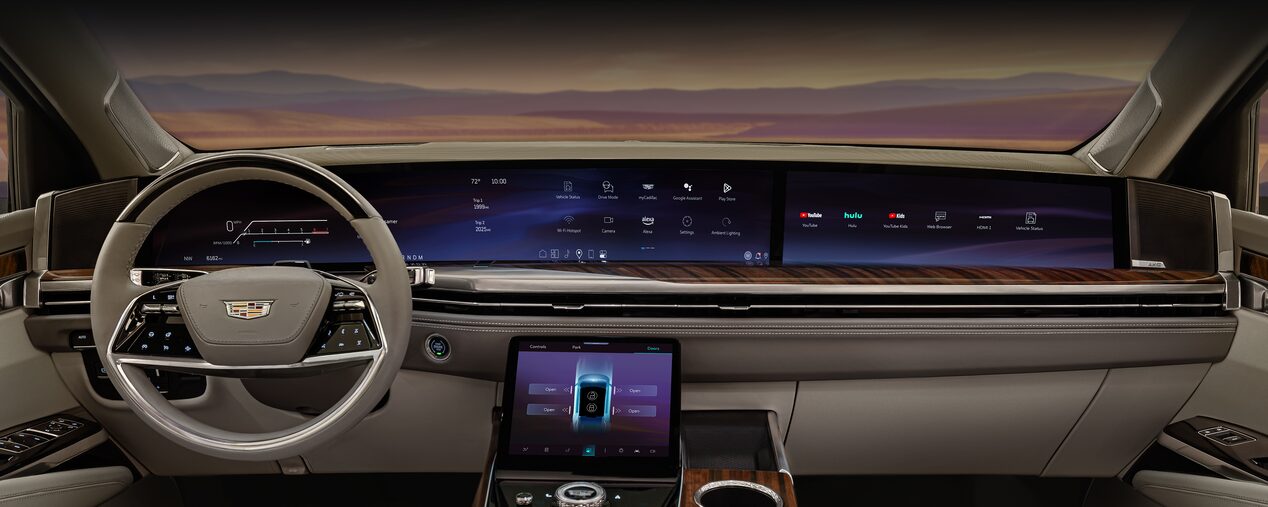 キャビンを象徴する巨大な湾曲型55インチLEDディスプレイ
