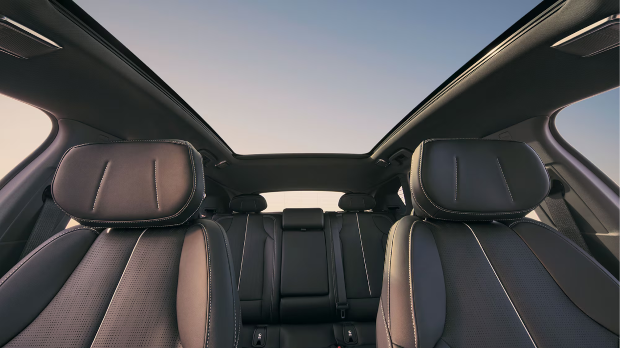 From inside OPTIQ’s cabin, the panoramic sunroof floods the space with sunlight and opens the sky to its passengers.