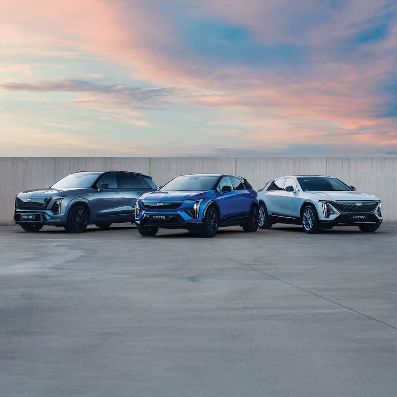 Les SUV de luxe 100 % électriques Cadillac – OPTIQ, LYRIQ et VISTIQ – regroupés, chacun présenté en vue de trois quarts.