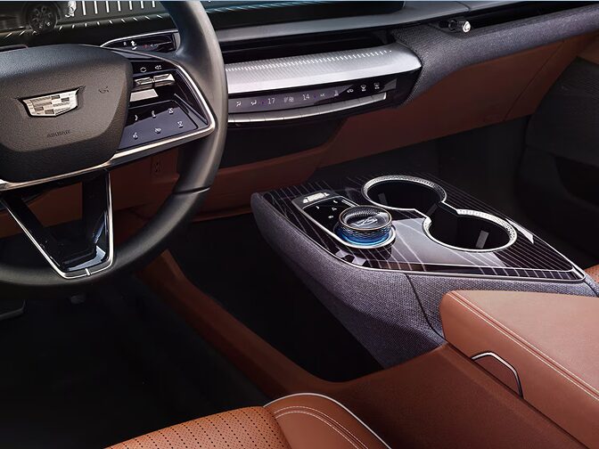 Nahaufnahme des Cockpits im Cadillac OPTIQ, Premium Sport, in Autumn Canyon.