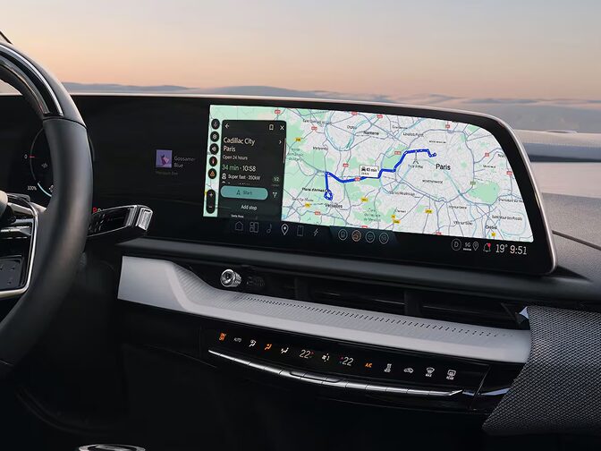 Frontansicht des 33-Zoll-Diagonale-LED-Displays des Cadillac OPTIQ mit einer Kartenansicht.