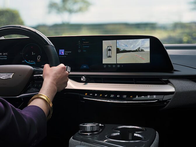 Nahaufnahme des Lenkrads und des fortschrittlichen LED-Displays mit 33 Zoll Diagonale im Cadillac OPTIQ.