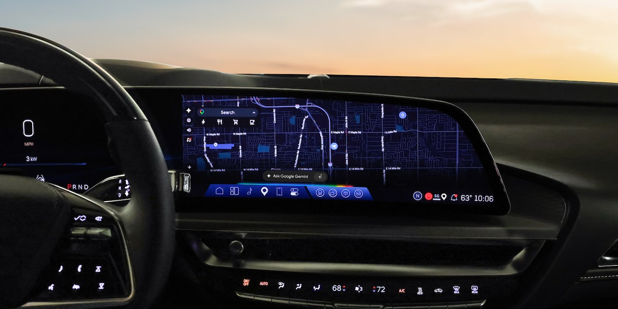 Innenansicht eines Cadillac-Fahrzeugs mit digitalem Display und Navigationsoptionen zum Thema Laden.