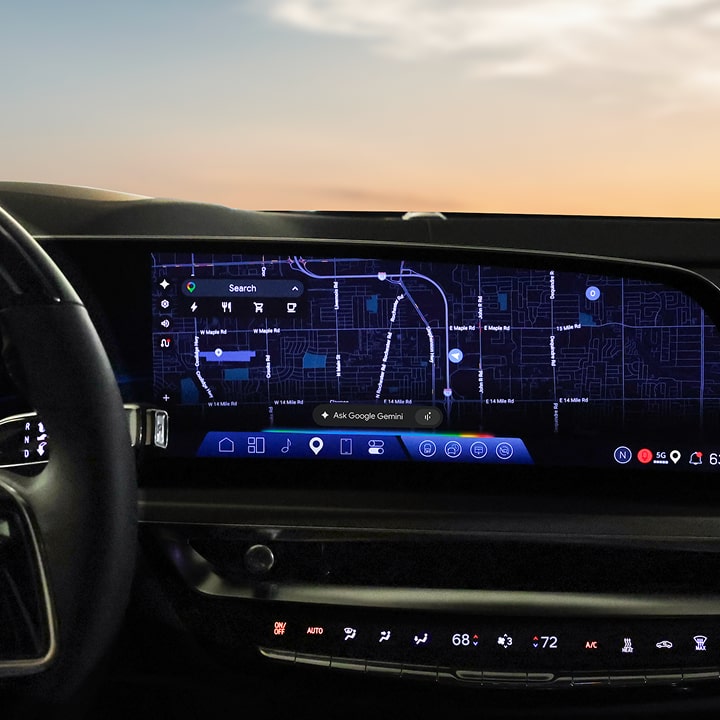 Innenansicht eines Cadillac-Fahrzeugs mit digitalem Display und Navigationsoptionen zum Thema Laden.