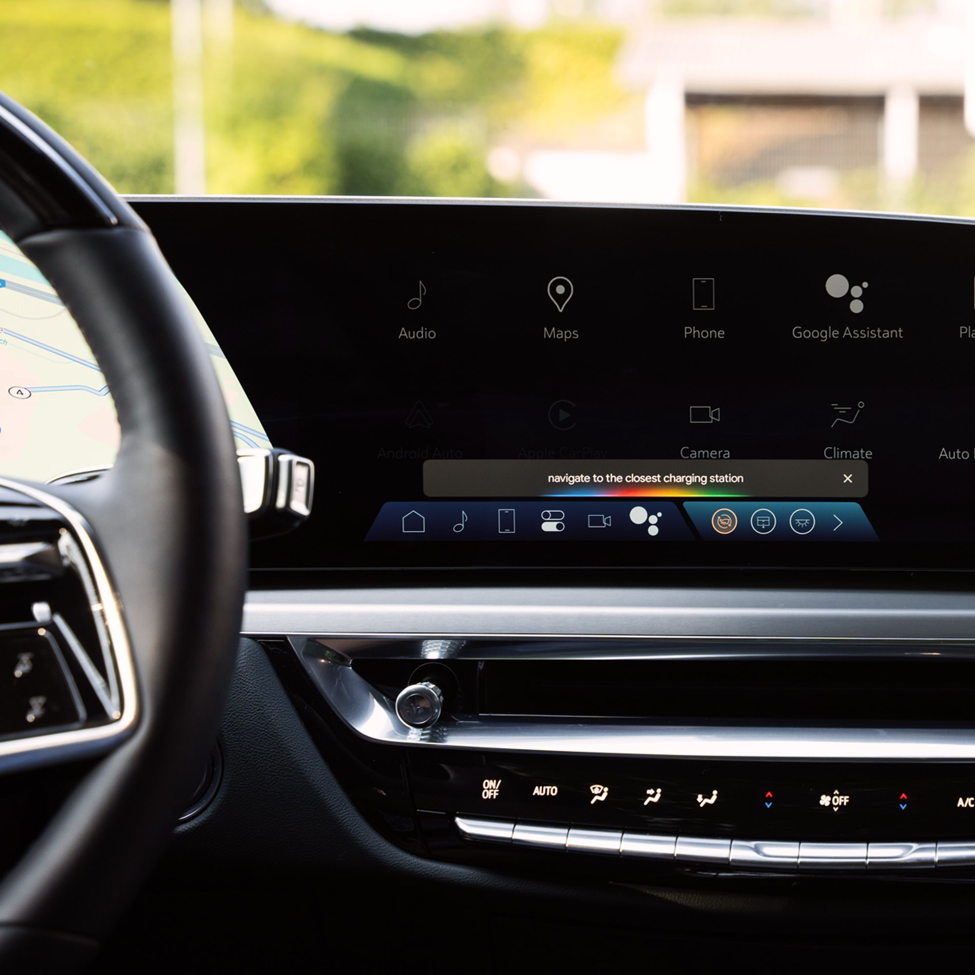 Vue de l'intérieur d'un véhicule Cadillac montrant l'écran numérique avec des options de navigation liées à la recharge.