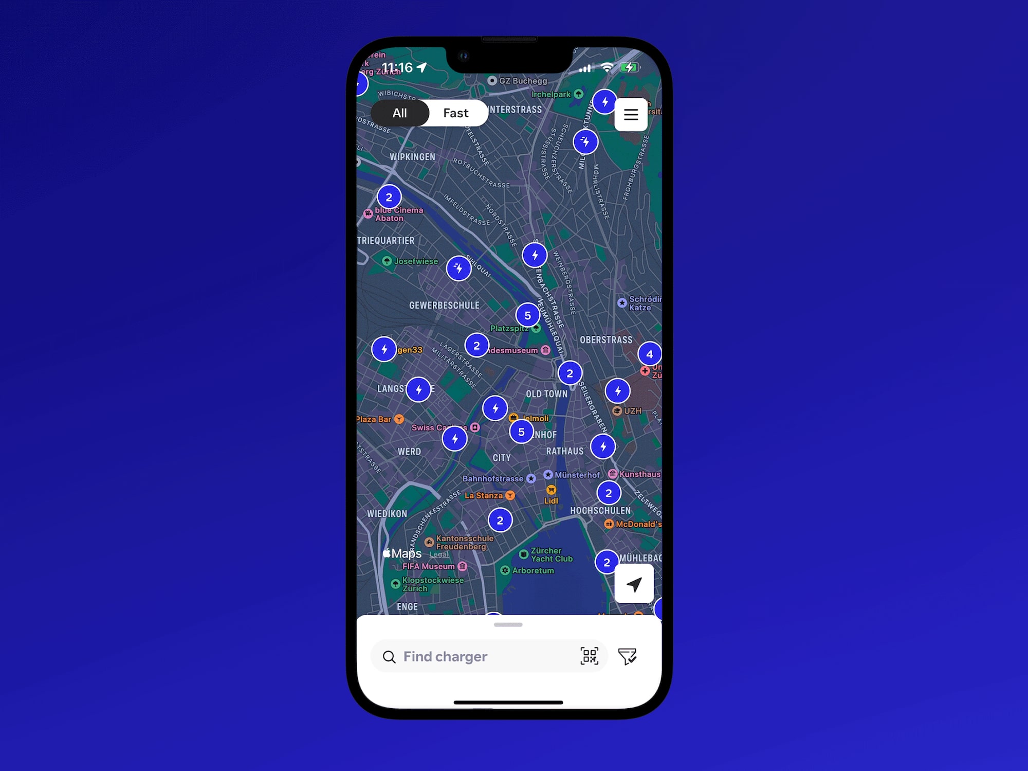 Smartphone affichant une carte avec plusieurs stations de recharge de véhicules électriques marquées à travers une ville.