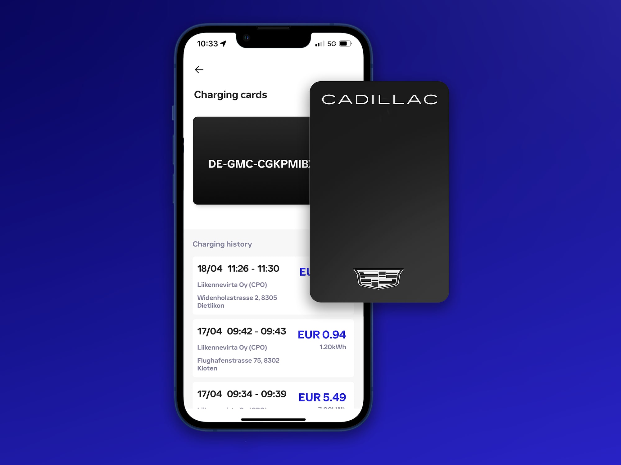 Smartphone montrant une interface d'application de recharge à côté d'une carte de recharge de la marque Cadillac.