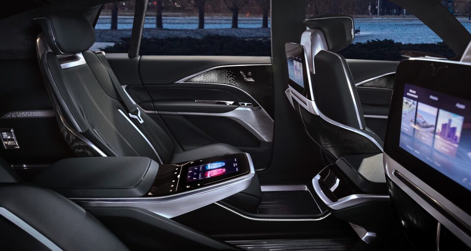 my23-lyriq-interior-0286-l.jpg