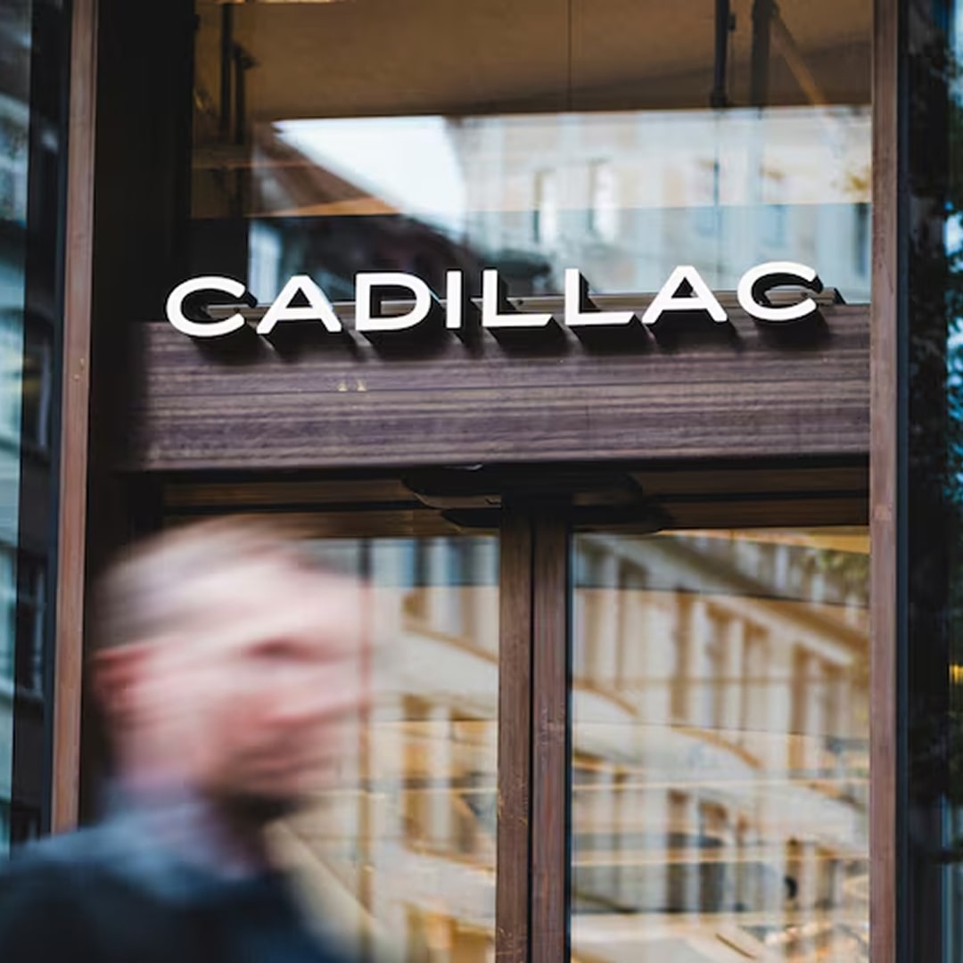 Eingang zum Cadillac-Showroom in Berlin, Hauptstraße 24–25, 13127 Berlin (Französisch Buchholz).