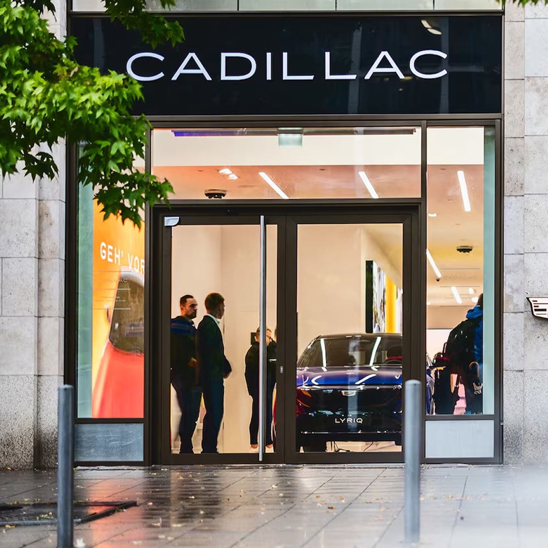 Eingang zum Cadillac-Showroom in Hamburg, Saseler Chaussee 60–66, 22391 Hamburg.