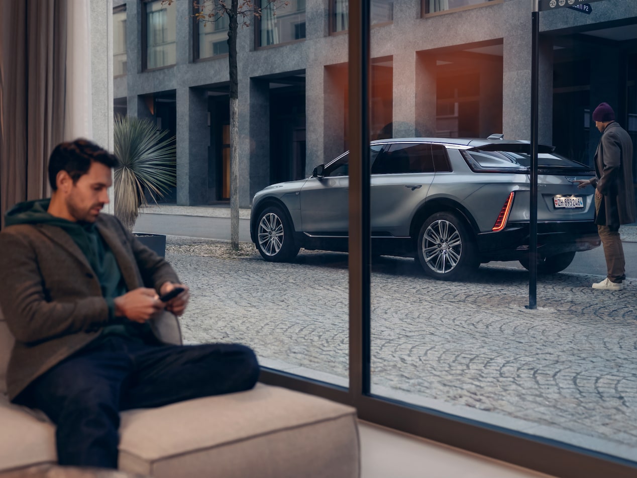 Un homme vérifie le site web et l'app Cadillac